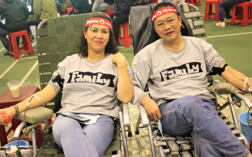 Vợ chồng anh chị Bùi Trọng Hiển - Trần Thị Hồng Phương hiến máu 