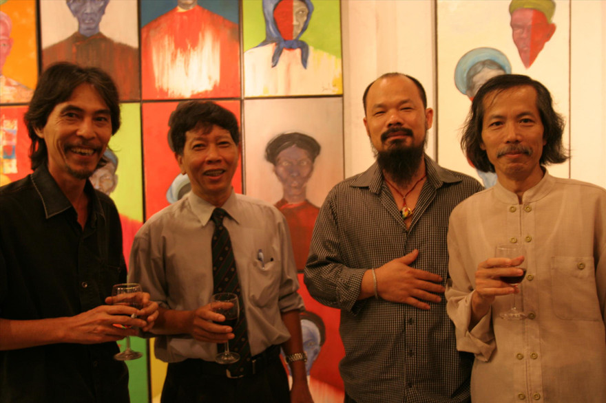 Nguyễn Huy Thiệp và các họa sĩ tại một triển lãm. Từ phải qua: Lương Xuân Đoàn, Nguyễn Linh, Nguyễn Huy Thiệp, Đặng Xuân Hòa Ảnh: NGUYỄN ĐÌNH TOÁN 