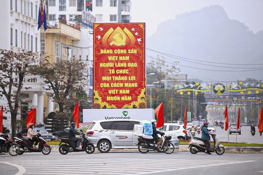 Phố phường rực rỡ cờ hoa