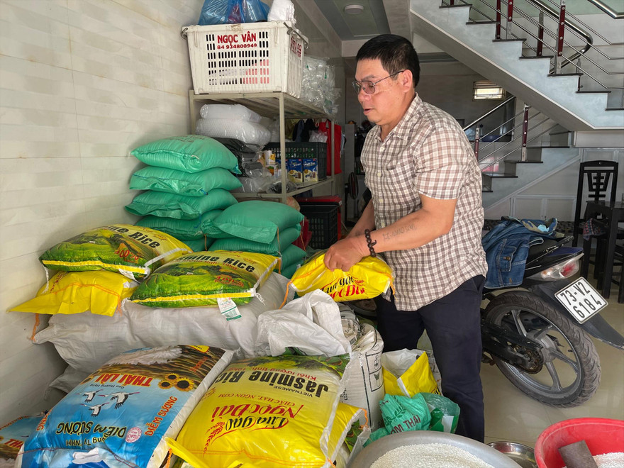 Gia đình ông Thống giờ bán thêm gạo với hi vọng trả được món nợ bị lừa