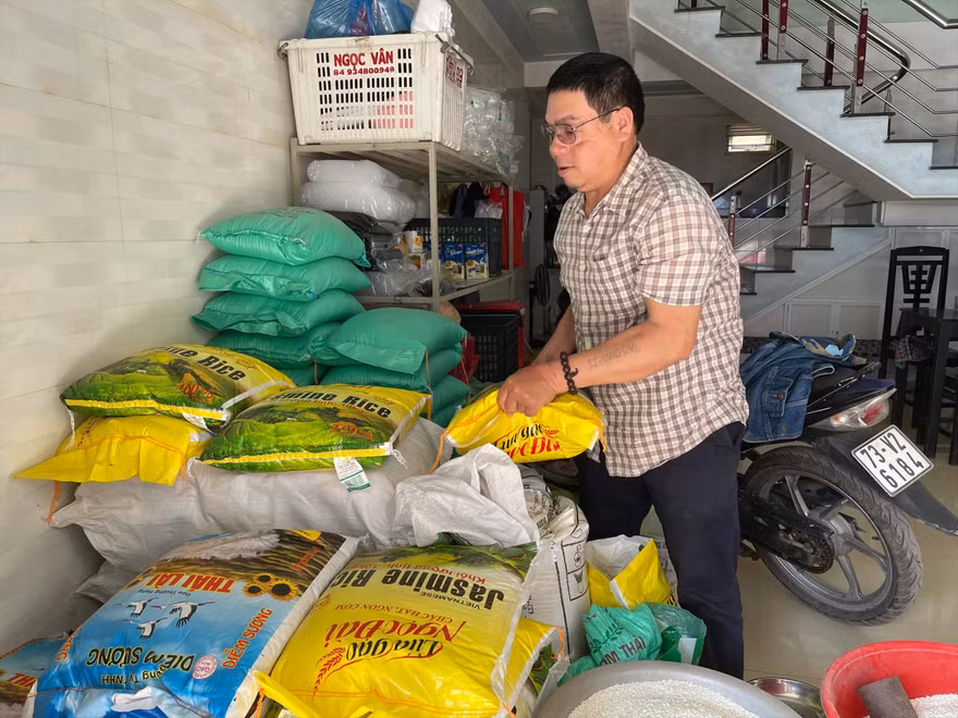 Gia đình ông Thống giờ bán thêm gạo với hi vọng trả được món nợ bị lừa