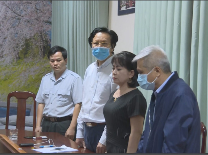 Công an đọc lệnh bắt tạm giam Doãn Hữu Long (áo trắng) và các thuộc cấp