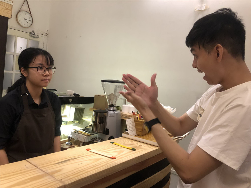 Quán của Thời Thanh xuân là nơi để giúp các bạn điếc tự tin hơn trong cuộc sống. Ảnh: U.P 