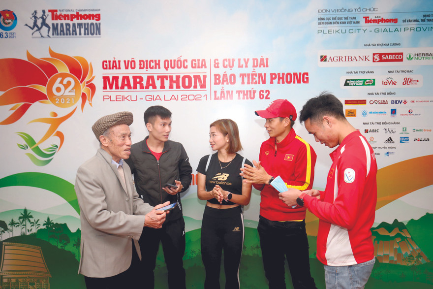 Các VĐV điền kinh hàng đầu Việt Nam trò chuyện với lão tướng điền kinh Bùi Lương (bìa trái) trước buổi họp báo giới thiệu giải Tiền Phong Marathon 2021. Ảnh: Như Ý 