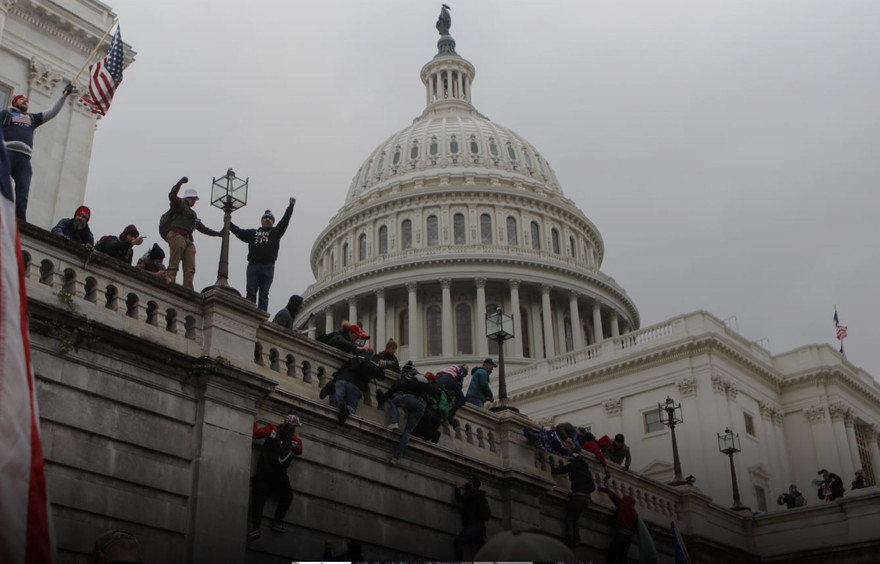 Người biểu tình trèo vào trụ sở quốc hội Mỹ trong ngày 6/1. Ảnh: Reuters 