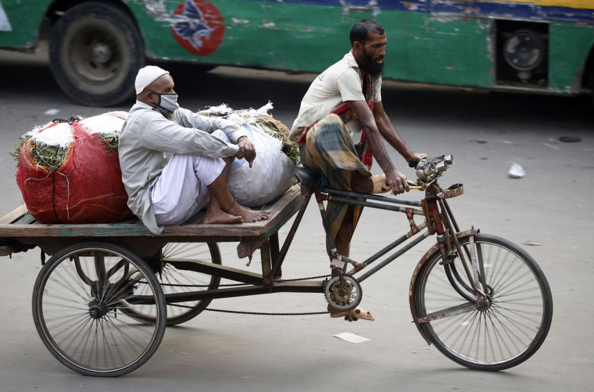 Nhiều người nghèo mất sinh kế vì tình trạng phong tỏa để hạn chế dịch bệnh Ảnh: EPA-EFE