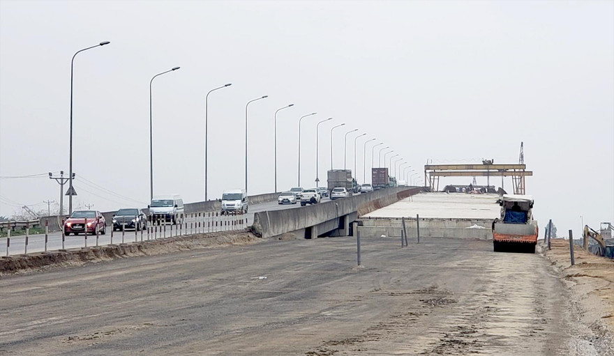 Đoạn cao tốc Cao Bồ - Mai Sơn đã thành hình hài, nhưng vẫn còn 1 số vị trí vướng mắc do mặt bằng chưa được bàn giao Ảnh: PT