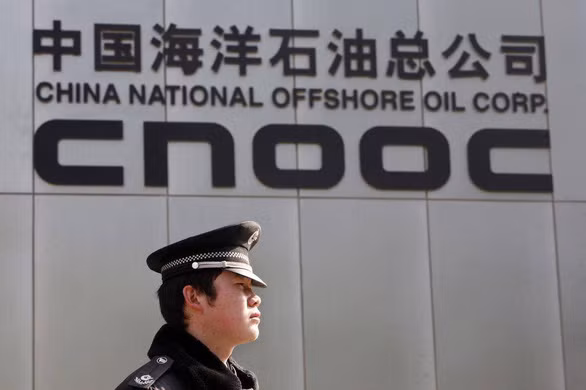 Một cảnh sát đứng trước trụ sở CNOOC ở Bắc Kinh 