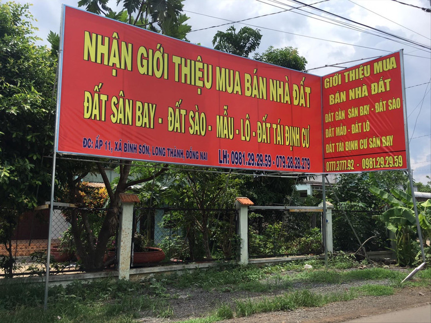 Đến Long Thành thời điểm này, đi đến đâu cũng dễ dàng bắt gặp những tấm biển, tờ rơi rao bán đất, nhận ký gửi nhà đất… 
