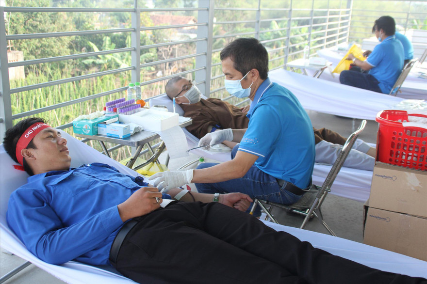 Anh Nguyễn Minh Tâm, Bí thư Thành đoàn TP Thủ Dầu Một, tham gia hiến máu Ảnh: NGÔ TÙNG