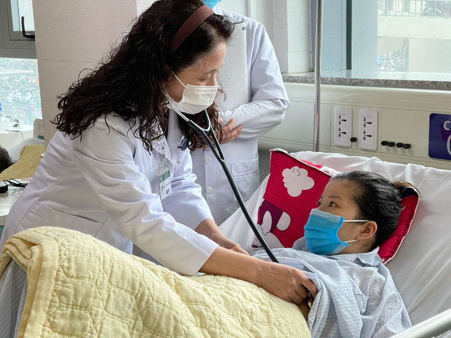 Bác sĩ Hương khám bệnh tại Viện Tim (BV Bạch Mai). Ảnh: T.Hà 