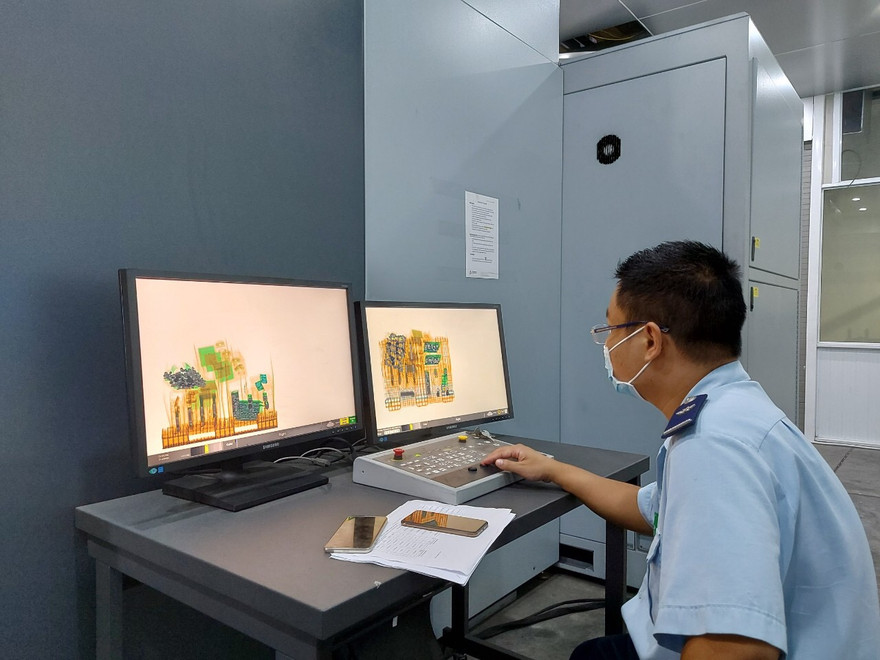 Hải quan giám sát hàng hóa qua máy soi chiếu container ngay cả trong dịp Tết Ảnh: TN 