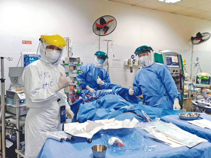 Bác sĩ Việt Anh cùng đồng nghiệp đặt ECMO cho bệnh nhân thành công