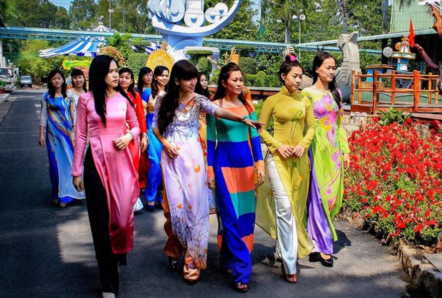 Người dân diện áo dài đi chơi dịp 8/3, Ảnh: Trọng Thịnh 