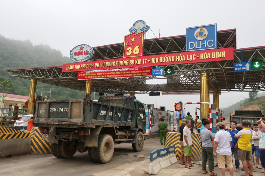 Tài xế đỗ xe gây ùn tắc để yêu cầu được giảm phí tại trạm thu phí dự án BOT Hòa Lạc - Hòa Bình năm 2019 Ảnh: Phạm Thanh 