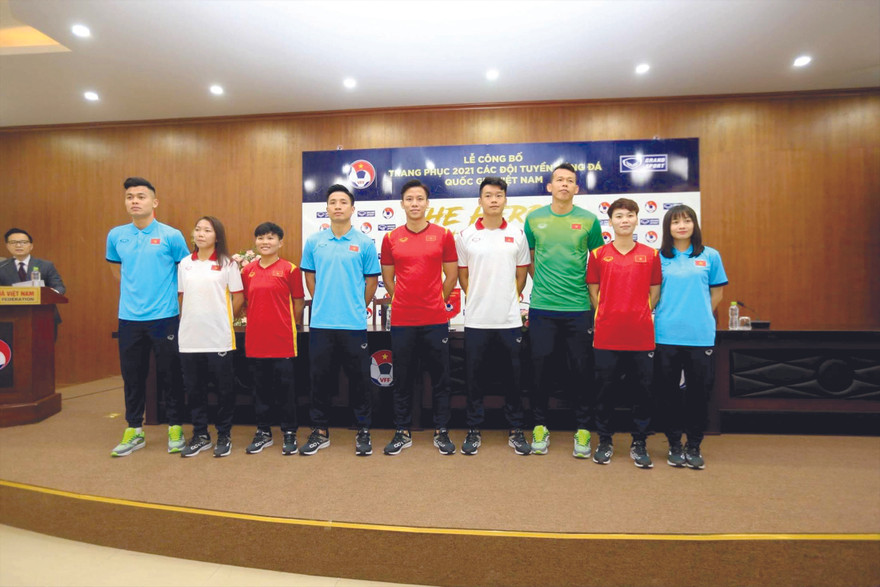 Lễ ra mắt áo đấu chính thức của các ĐTQG tại trụ sở VFF sáng 18/1 ảnh: Anh Tú 