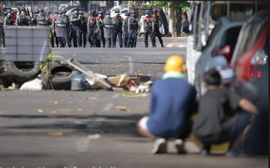 Người biểu tình ở Yangon tiếp tục đối đầu với lực lượng an ninh trong ngày 1/3. Ảnh: Reuters 