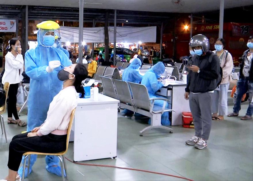 Lấy mẫu xét nghiệm cho người từ vùng dịch về TPHCM sáng 18/2