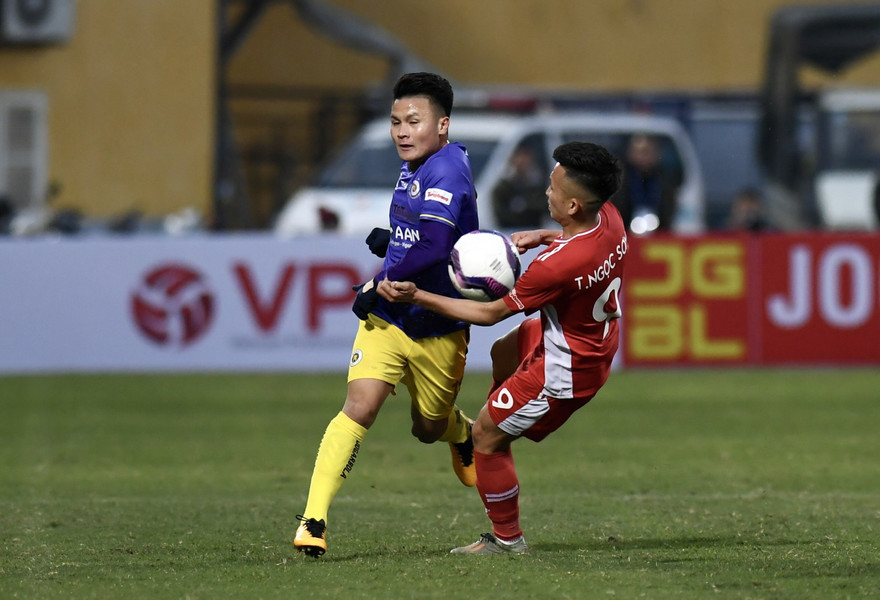 Pha tranh bóng giữa cầu thủ hai đội