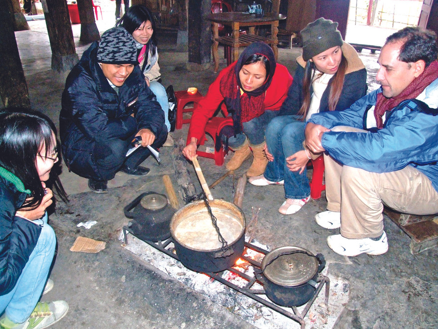 James Fahn, Giám đốc Mạng lưới Báo chí Trái đất (EJN) cùng các nhà báo, thành viên Diễn đàn Nhà báo Môi trường Việt Nam (VFEJ), tại cuộc điền dã tập huấn về đa dạng sinh học ở Sapa, Lào Cai, năm 2008. Ảnh: HQD
