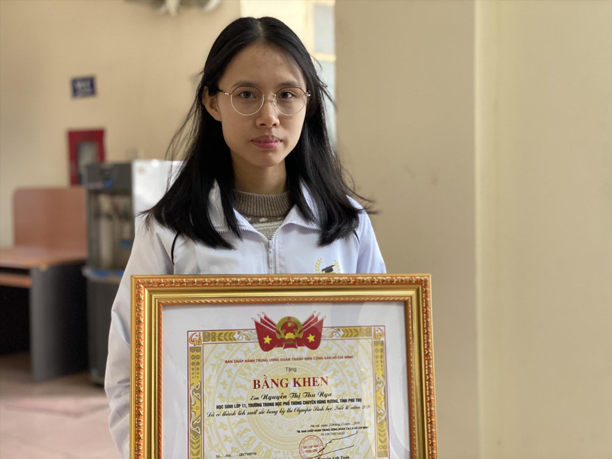 Em Nguyễn Thị Thu Nga, học sinh lớp 11, Trường THPT Chuyên Hùng Vương. Ảnh: PV 