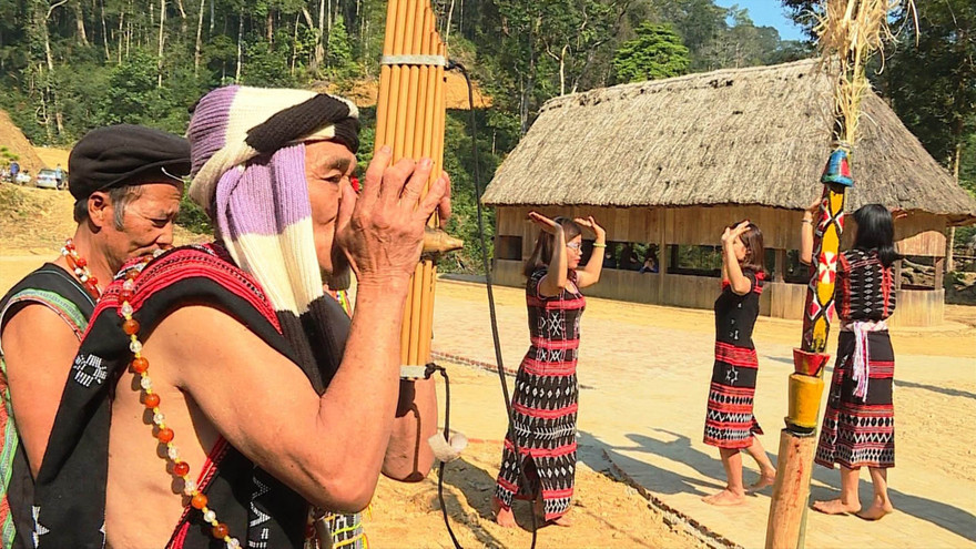 Lễ Tạ ơn rừng của đồng bào Cơ Tu. Ảnh A. N