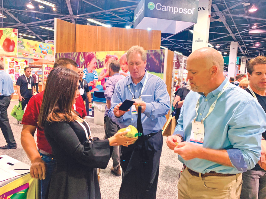 Chị Ngô Tường Vy (bên trái) giới thiệu trái cây Việt Nam tại Hội chợ PMA tại Mỹ ẢNH: NVCC