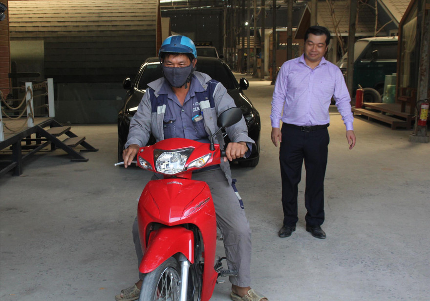 “Tôi cảm kích trước thái độ của anh Lộc sau tai nạn đã “thấy sai và nhận sai”, hơn nữa thấy anh Lộc cũng khó khăn nên tôi muốn dành tặng anh ấy chiếc xe máy để đi lại thuận tiện, an toàn hơn”. Anh Huỳnh Bảo Toàn