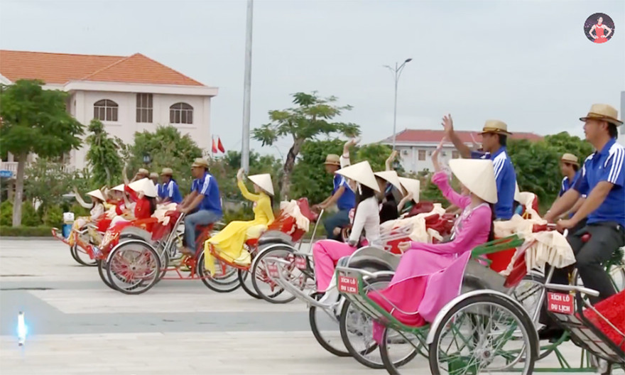 Thí sinh hoa hậu trải nghiệm xích lô du lịch dạo phố