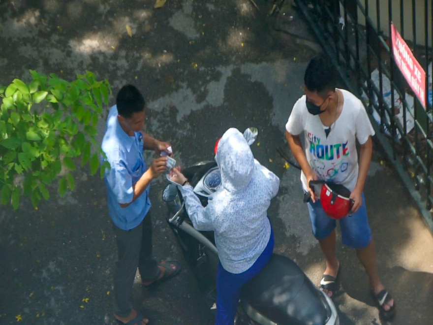 Bảo vệ Tòa án Nhân dân Hoàng Mai thu tiền vé xe của khách đến làm việc