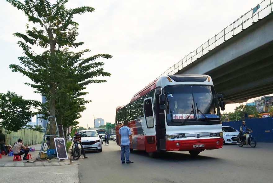 Một ngày nhóm người ở hai quán trà đá trước cổng số nhà 655 đường Phạm Văn Đồng thu tiền hàng chục nhà xe khách đi qua đây
