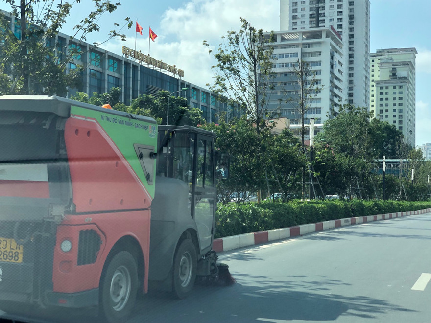 Hà Nội bụi mù trời, người dân tha thiết đề nghị rửa đường