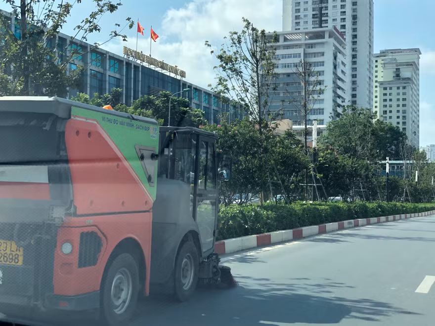 Hà Nội bụi mù trời, người dân tha thiết đề nghị rửa đường