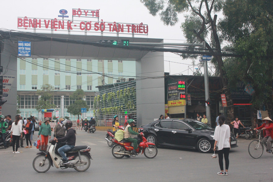 Người dân bất chấp nguy hiểm, băng qua đường tại cổng bệnh viện K Tân Triều