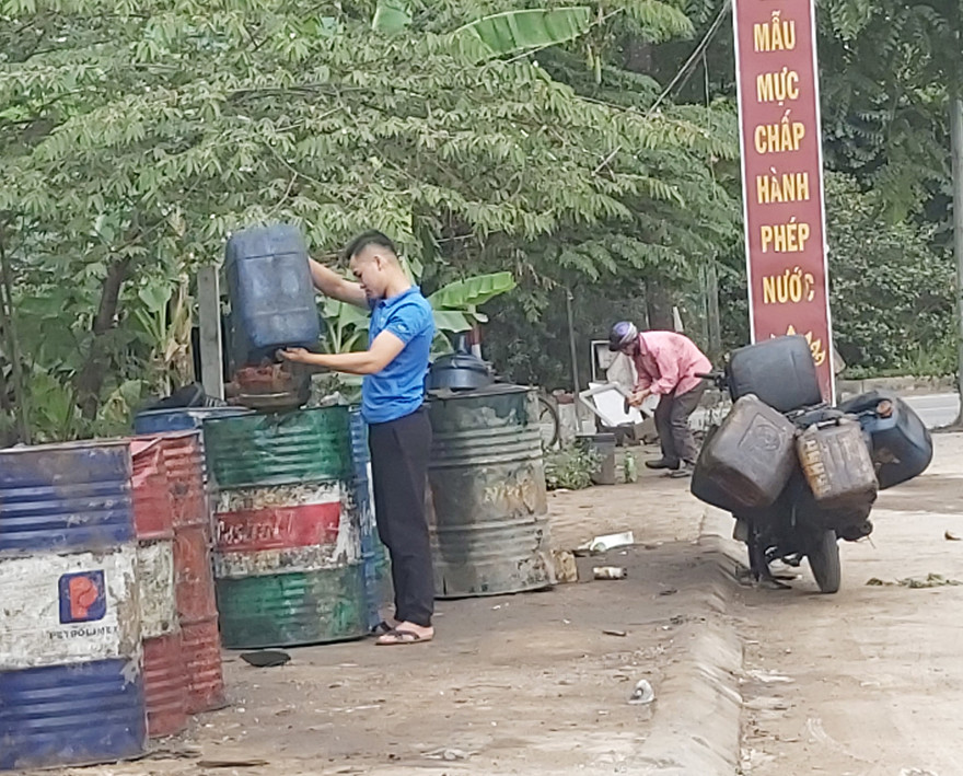 Làng Yên Lũng trở thành nơi tập kết dầu nhớt thải 