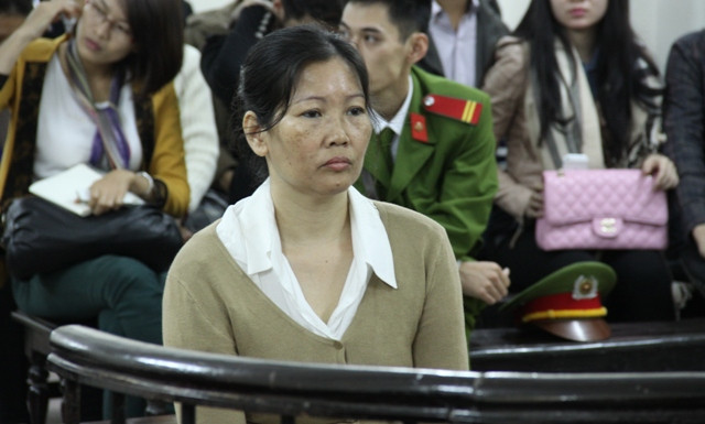 Em gái hất anh lên nắp capo lĩnh 12 năm tù