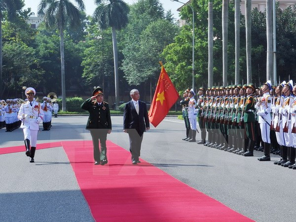 Bộ trưởng Phùng Quang Thanh và Bộ trưởng Gen Nakatani duyệt đội Danh dự Quân đội Nhân dân Việt Nam tại lễ đón. (Ảnh: Trọng Đức/TTXVN)