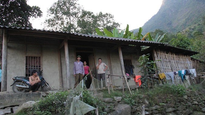 Người Giáy ở thôn Cửa Cải mong đợi từng ngày được đến nơi ở mới, an toàn.