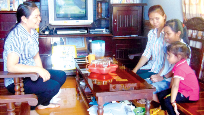 Cô giáo Nguyễn Thị Nga (trái) vận động phụ huynh đưa trẻ đến trường.