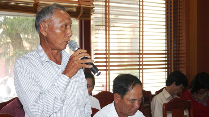 Người dân phố cổ góp ý kiến với lãnh đạo TP Hội An trong việc bảo tồn phố cổ. Ảnh N.T