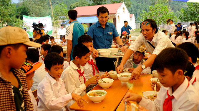 Những bát phở thơm ngon chất lượng trong chương trình “Bữa ăn yêu thương” được gửi tới các em học sinh. Ảnh: Xuân Tùng