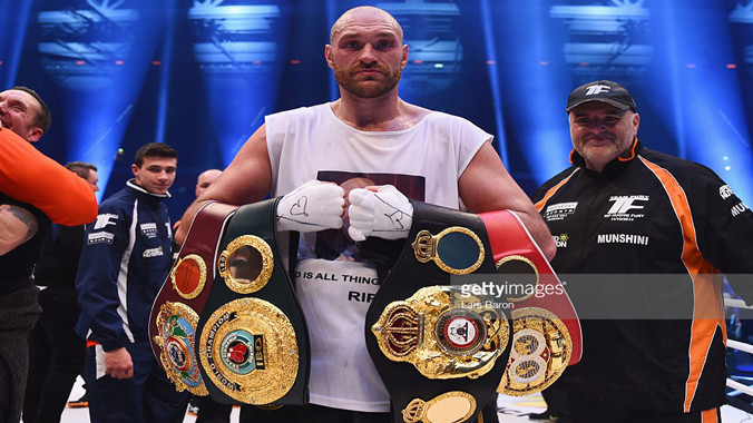 Tyson Fury ăn mừng cùng những đai vô địch giành được sau trận đấu lịch sử với Klitschko. Ảnh: GETTY IMAGES