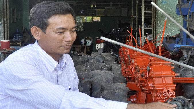 Ông Liêm ráp máy tại nhà