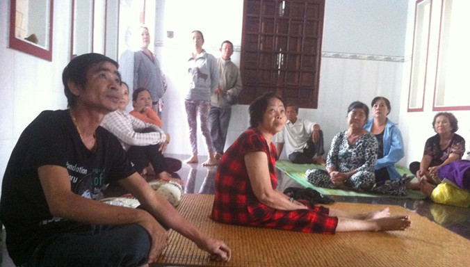 Đa số bệnh nhân là phụ nữ lớn tuổi mắc bệnh mạn tính. Họ mù quáng tin vào “thần y” Diệp (ngoài cùng bên trái). Ảnh: Quốc Ngọc