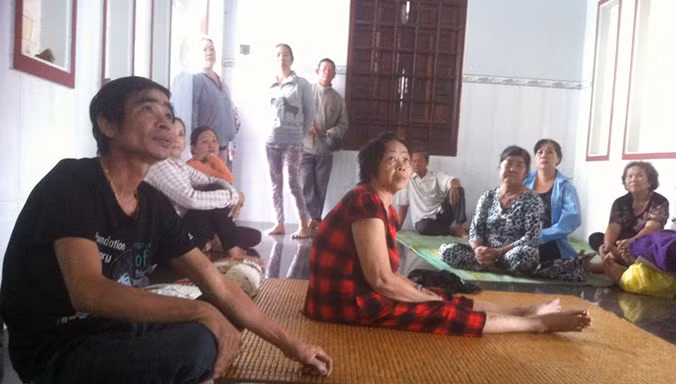 Đa số bệnh nhân là phụ nữ lớn tuổi mắc bệnh mạn tính. Họ mù quáng tin vào “thần y” Diệp (ngoài cùng bên trái). Ảnh: Quốc Ngọc