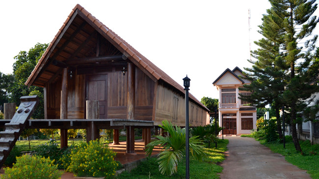 Nhà dài và nhà bê tông của già Ama HRin