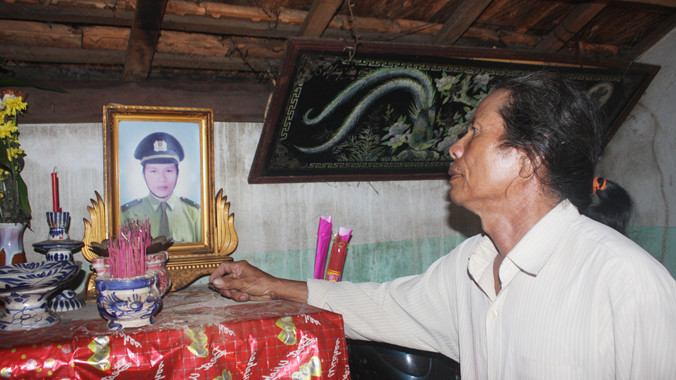 Ông Trần Đức Dũng, bên bàn thờ con trai Trần Văn Quý.