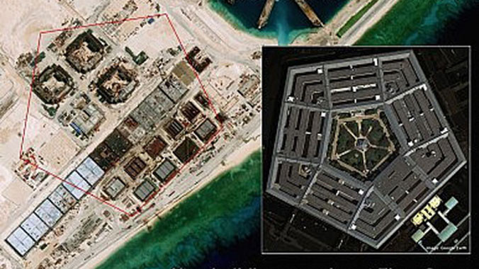 Trung Quốc đã bồi lấp đá Chữ Thập thành đảo nhân tạo với đường băng dài 3km và các công trình kiên cố (tổ hợp xây dựng mới có quy mô tương đương Lầu Năm Góc). Ảnh: CSIS