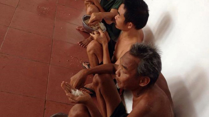 Bữa ăn của người tâm thần. Ảnh: Lan Đàm