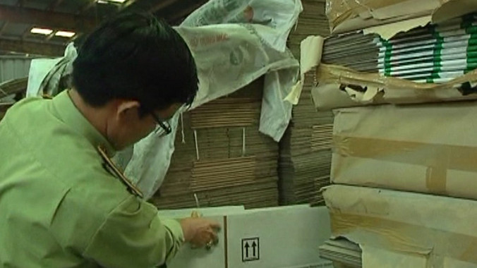 Đoàn kiểm tra Ban 389 QG kiểm tra tại kho của Cty Thuận Phong hồi tháng 4/2015. Ảnh: Ban 389 QG cung cấp